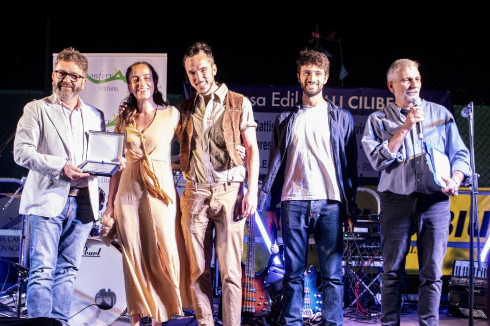 Monferr'Autore, piazza Mazzini canta Guccini: in 300. Al contest vincono i Bailenga