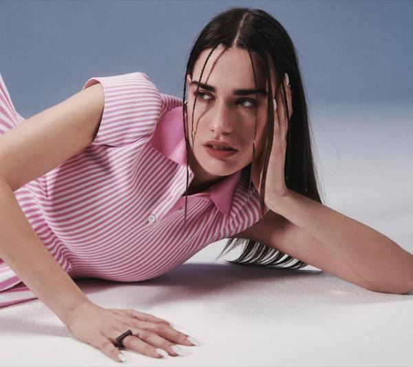 CLARA firma con Warner Music Italy e conquista il Disco d'Oro con ''Origami all'alba''