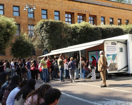 Salute e prevenzione alla Sapienza, il Camper della Salute della ASL Roma 1 porta screening e vaccini in piazzale Aldo Moro