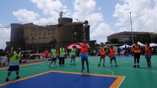 Napoli: lo Sport Kids Festival trasforma Piazza Municipio in arena inclusiva — Centinaia di bambini scoprono lo sport come comunità