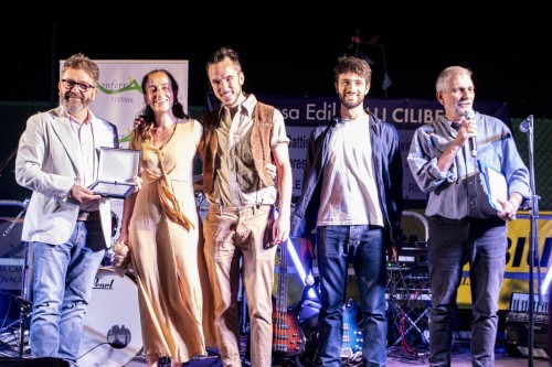 Monferr'Autore, piazza Mazzini canta Guccini: in 300. Al contest vincono i Bailenga
