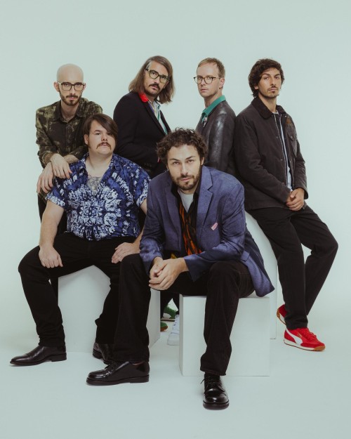 Pinguini Tattici Nucleari dominano le classifiche italiane – la band si conferma fenomeno del 2025